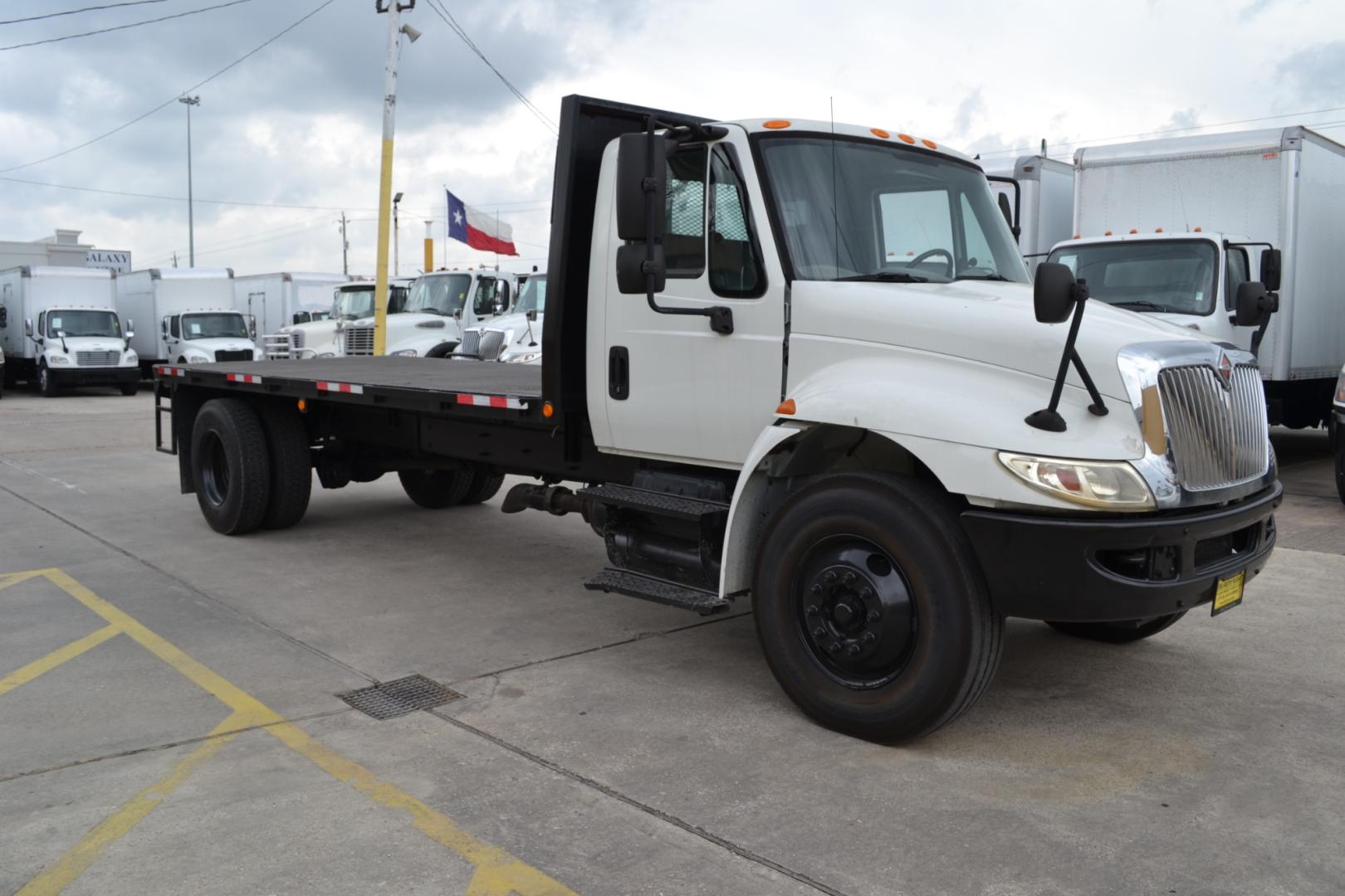 2014 WHITE /BLACK INTERNATIONAL 4300 with an DT466 7.6L 230HP engine, ALLISON 2100HS AUTOMATIC transmission, located at 9172 North Fwy, Houston, TX, 77037, (713) 910-6868, 29.887470, -95.411903 - Photo#2